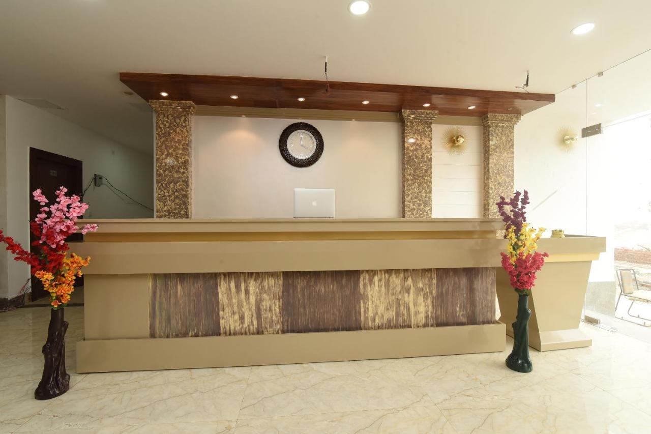 Capital O 13310 Noida Suites Экстерьер фото
